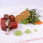 Gourmet-Rindertatar, serviert mit einer knusprigen Waffel, zarten Microgreens und leuchtend grüner Sauce als Garnitur, kunstvoll angerichtet mit einer Prise roter Gewürze für ein anspruchsvolles Speiseerlebnis. - Ihr Landhaus Scherrer aus Hamburg Gourmet-Rindertatar, serviert mit einer knusprigen Waffel, zarten Microgreens und leuchtend grüner Sauce als Garnitur, kunstvoll angerichtet mit einer Prise roter Gewürze für ein anspruchsvolles Speiseerlebnis. - Ihr Landhaus Scherrer aus Hamburg