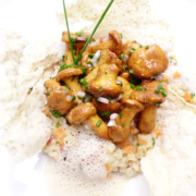 Goldbraun sautierte Pfifferlinge, serviert auf cremigem Risotto mit knusprigem Brot, garniert mit frischen Kräutern und einem Schuss herzhaftem Schaum. - Ihr Landhaus Scherrer aus Hamburg Goldbraun sautierte Pfifferlinge, serviert auf cremigem Risotto mit knusprigem Brot, garniert mit frischen Kräutern und einem Schuss herzhaftem Schaum. - Ihr Landhaus Scherrer aus Hamburg