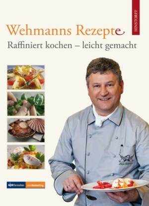 Ein Koch in Berufskleidung präsentiert ein Gericht, umgeben von Bildern anderer kulinarischer Kreationen, auf dem Cover von „Kulinarisches Erbe“, einem Kochbuch, das anspruchsvolles und dennoch einfaches Kochen verspricht. - Ihr Landhaus Scherrer aus Hamburg