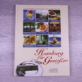 Ein Kochbuch – Ochsenschwanz & weißer Trüffel mit dem Titel „Heinz O. Wehmanns Hamburg für Genießer“ auf einer Holzoberfläche, mit den Namen und Bildern verschiedener Restaurants. Eine weiße Schale mit schwarzem Raucherutensil - Ihr Landhaus Scherrer aus Hamburg
