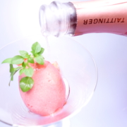 Die Erdbeer-Erfrischung kann als Zwischengericht im Menü und als Dessert serviert werden. Das Erdbeer-Sorbet wird als Nocke auf einem mariniertem Erdbeer-Salat im hochstieligen Martini-Glas drapiert und anschließend mit rose Champagner am Tisch aufgegossen. - Ihr Landhaus Scherrer aus Hamburg