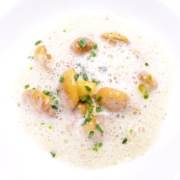 Ein klassisches FrühSommer-Gericht ist die fein abgeschmeckte Pfifferlings-Suppe. Diese wird mit gebratenen Pfifferlingen, geschnittenem Schnittlauch und hausgemachtem Kräuter-Öl garniert. - Ihr Landhaus Scherrer aus Hamburg
