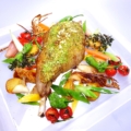 Unsere Milchlamm-Keule servieren wir mit sautiertem Gemüse, bestehend aus Tomaten, Pimiento de Padron, Kartoffeln, Frühlingslauch, jungem Knoblauch und Schalotten. Dazu reichen wir eine Thymian-Jus. Ein perfektes Ostermenü Für Zuhause.