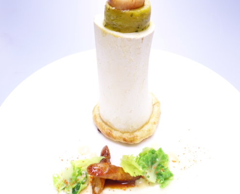Gourmet-Präsentation eines herzhaften Innereien-Gerichts mit einem gefüllten Knochen, Markschnittchen und einem zarten Lungen-Hummer-Ragout im Inneren des Knochen versteckt. Gourmet-Präsentation eines herzhaften Innereien-Gerichts mit einem gefüllten Knochen, Markschnittchen und einem zarten Lungen-Hummer-Ragout im Inneren des Knochen versteckt.